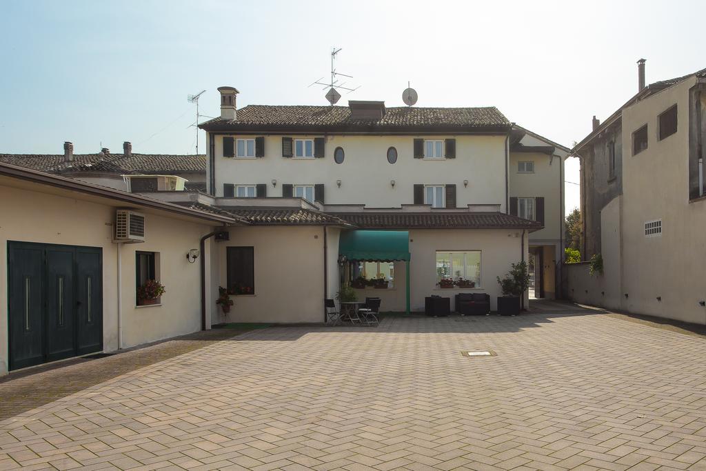 Hotel Gambara Екстер'єр фото