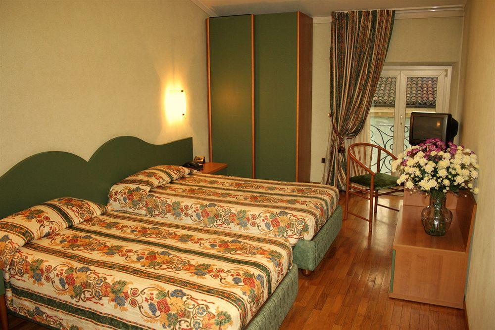 Hotel Gambara Екстер'єр фото